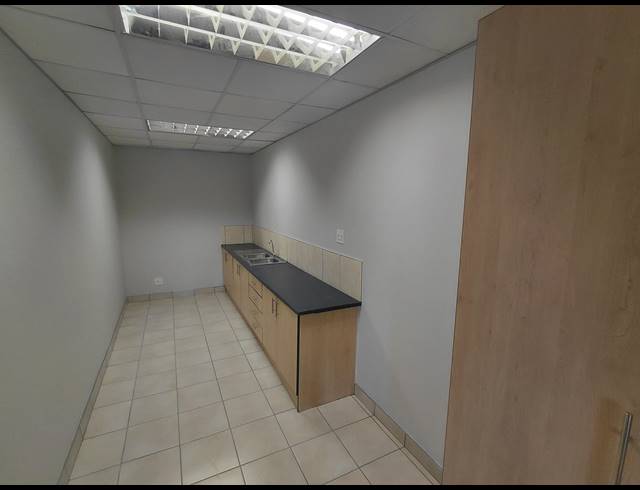370M² OFFICE TO LET IN LYME PARK